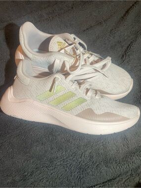 New Adidas Lightweight Running Shoes in Pale Pink with gold Stripes- size 9